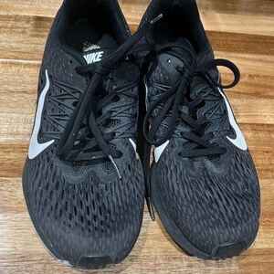 Nike Black Zoom Winflo 5 Sz 7